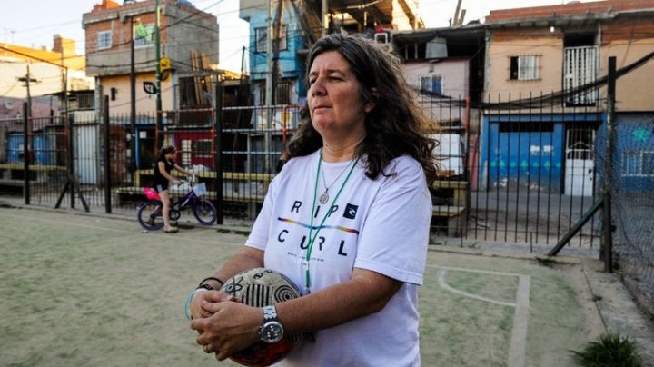 Mónica en una cancha de la Villa 31. Foto: Mauro Alfieri para La Nación.