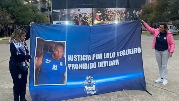 La familia Regueiro lleva su bandera cada vez que va a ver a Gimnasia | Facebook "Justicia Por Lolo Regueiro"