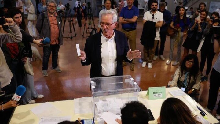 BARCELONA, 28/05/2023.- El candidato de JxCat a la alcaldía de Barcelona, Xavier Trías, ejerce su derecho al voto en el Mercado de Galvany, este domingo, en Barcelona. EFE/ Toni Albir