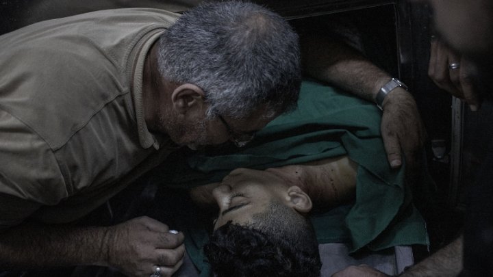 Imagen de uno de los familiares despidiéndose de Mohamen Yassin Jaber, muerto de un tiro por parte del ejército de Israel durante una de las protestas contra los ataques a Gaza y el apartheid constante en la Palestina ocupada. Foto: Caterina Albert