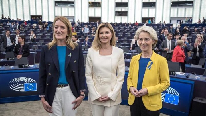  FOTODELDIA- EA3407. ESTRASBURGO, 14/09/2022.- (i-d) La presidenta del Parlamento Europeo, Roberta Metsola; la primera dama ucraniana, Olena Zelenska, y la presidenta de la Comisión Europea, Ursula von der Leyen, posan este miércoles en el Parlamento Europeo en Estrasburgo, Francia. Von der Leyen urgió a los ciudadanos europeos en su discurso del Estado de la Unión Europea de 2022 a que durante el próximo invierno prevalezcan la "solidaridad" y "valentía" que el bloque mostró en su respuesta a la invasión rusa de Ucrania, de cara a unos meses en los que se pondrá a prueba la unidad exhibida hasta ahora.