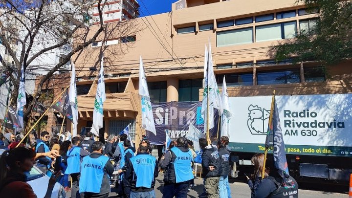 Acto en las puertas de Alpha Media Group por la reincorporación de los despedidos. Foto: cuenta de Twitter de SiPreBA.