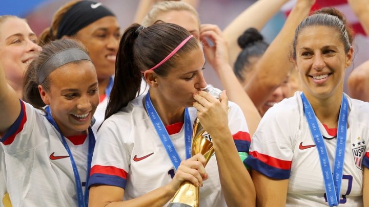 La capitana Alex Morgan besa la Copa del Mundo en el Estadio de Lyon, Francia.