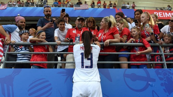 Alex Morgan, estrella de la selección estadounidense, saluda a su hinchada.