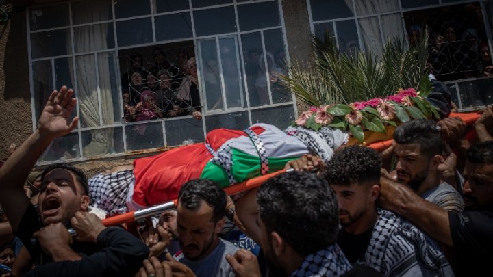 Ceremonia durante el entierro de Amjad, asesinado por colonos israelíes en Ramallah. Foto: Caterina Albert