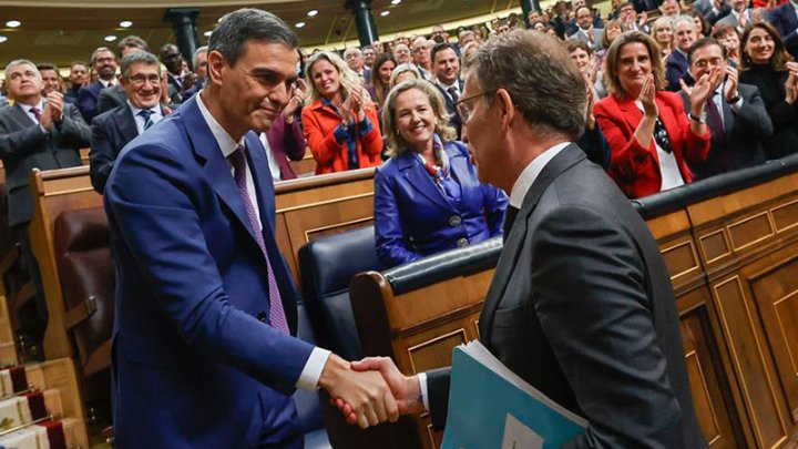 El líder del PP, Alberto Núñez Feijóo, felicita a Pedro Sánchez tras haber sido elegido como nuevo presidente. EFE/ Javier Lizón