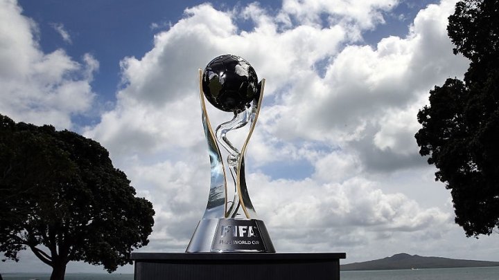 El trofeo que obtendrá la selección campeona del Mundial sub-20. FIFA retiró a Indonesia como sede del torneo.