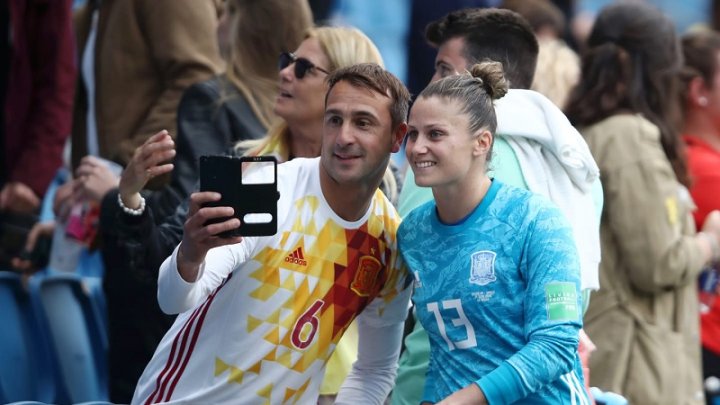 Fan de la selección española se saca una selfie con la arquera Sandra Panos.