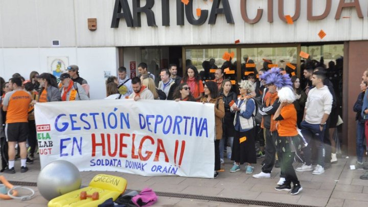 Imagen de la huelga en centros deportivos del sindicato ELA