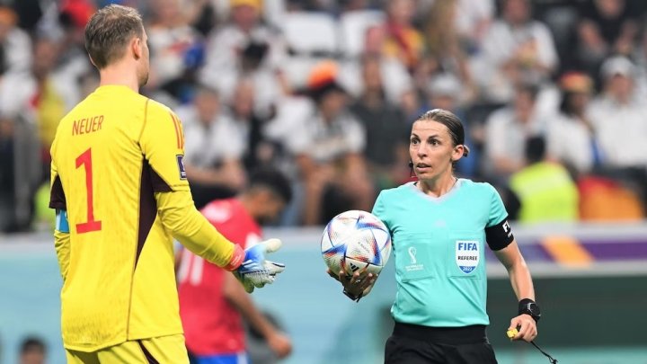 Stephanie Frappart, la primera árbitra en un Mundial, y Manuel Neuer, arquero que en Qatar alcanzó un récord... y luego lo perdió.