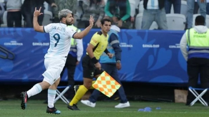 Agüero marca el 1-0 tras una picardía en sociedad con Messi. Golazo.