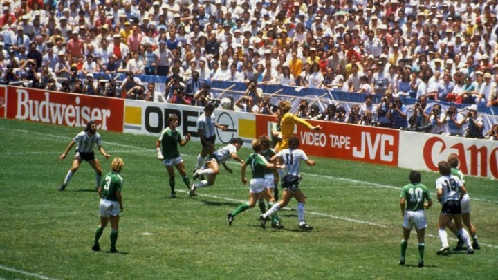 El cabezazo que abrió el camino a la gloria: Brown convierte el 1-0 para Argentina en la final ante Alemania.