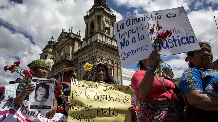 Fotografía referencial. Familiares de víctimas del conflicto armado interno durante protesta el 25 de febrero de 2019 / Simone Dalmasso