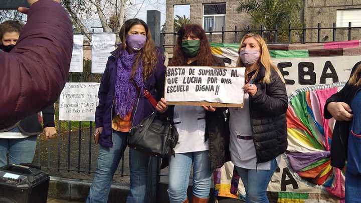 Claudia Quintero es directora de la EP 25 y continúa reclamando que den de baja un sumario persecutorio que le realizó la DGCYE por acompañar la lucha de la comunidad por un edificio propio.