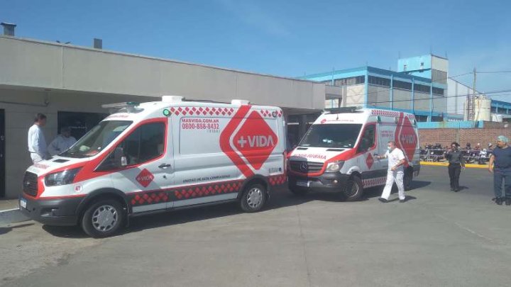 Ambulacias dentro del Frigorífico Rioplatense (fuente FB: TRABAJADORES DEL FRIGORIFICO RIOPLATENSE).