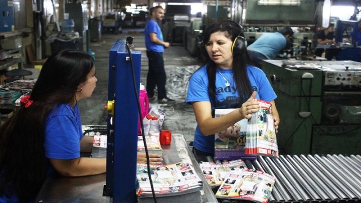 2019. Trabajadoras de MadyGraf en la línea de producción. Hoy exigen la expropiación definitiva de la gráfica. Fuente: Diario Página 12.