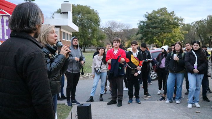 Myriam Bregman y Nicolás del Caño visitaron la Universidad de Lanús y se rodearon de jóvenes