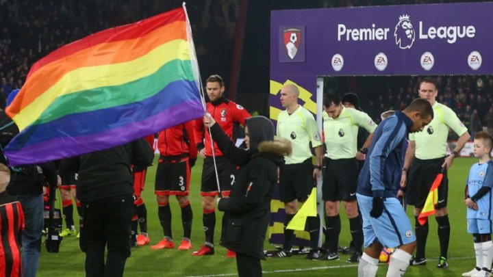 Bandera de la diversidad en la Premiere League inglesa.