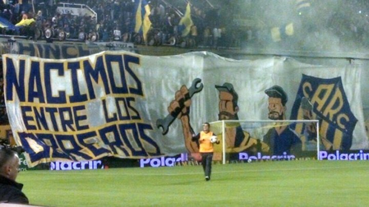 Bandera de Rosario Central que reivindica su origen obrero.