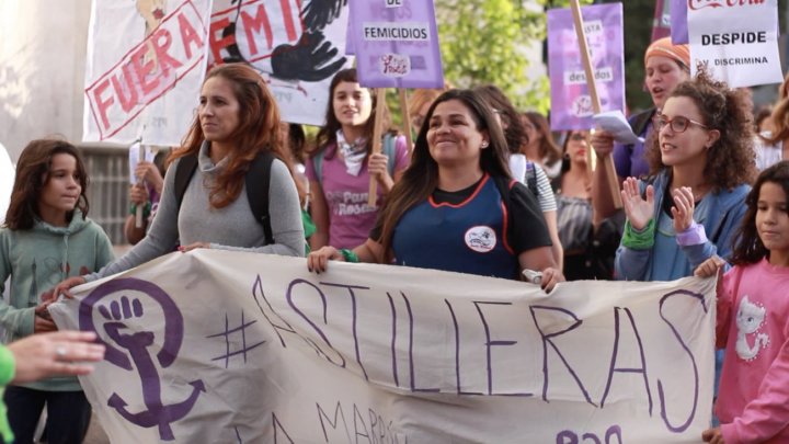 Marcela junto a su compañera Tania movilizando el 8M en La Plata 