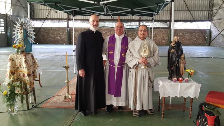 Raúl Sidders junto a Christian Viña y otro parroco platense en el SUM del Colegio San Vicente de Paul