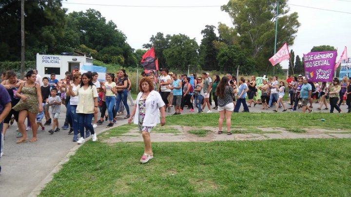 Abrazo solidario al hospital Oñativia