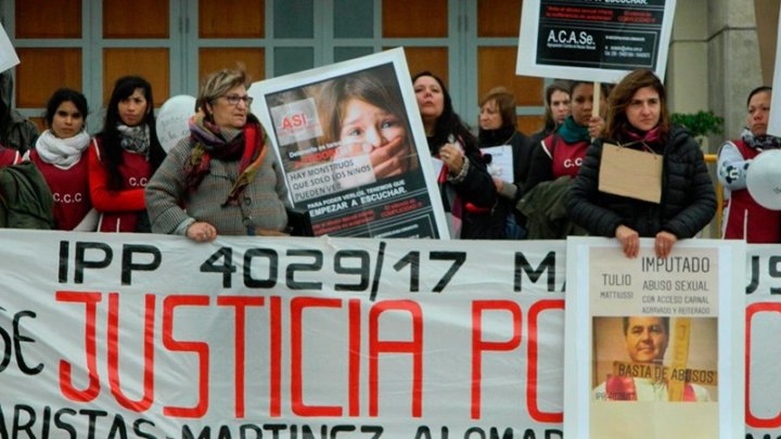 Protesta frente al Obispado de San Nicolás | Foto familias de San Pedro