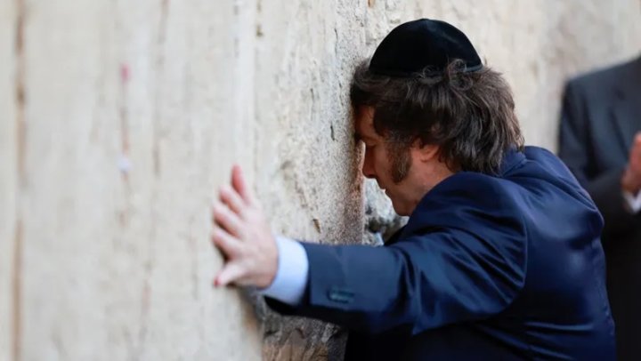 El presidente de Argentina, Javier Milei, visita el Muro de los Lamentos, el lugar de oración más sagrado del judaísmo, durante su gira por la ocupada Ciudad Vieja de Jerusalén Este: Fuente: Ammar Awad/Reuters, Al Jazeera.