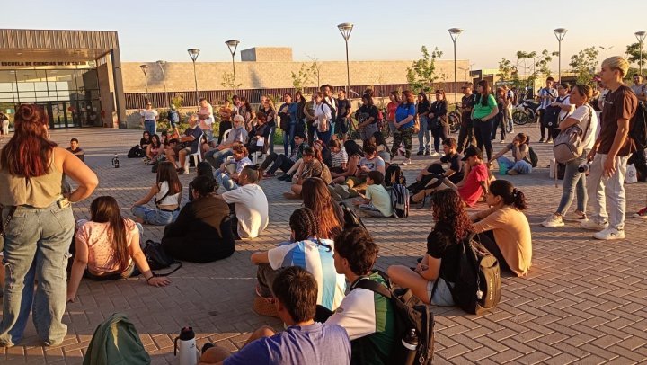 La asamblea en el campus de la UNO este miercoles