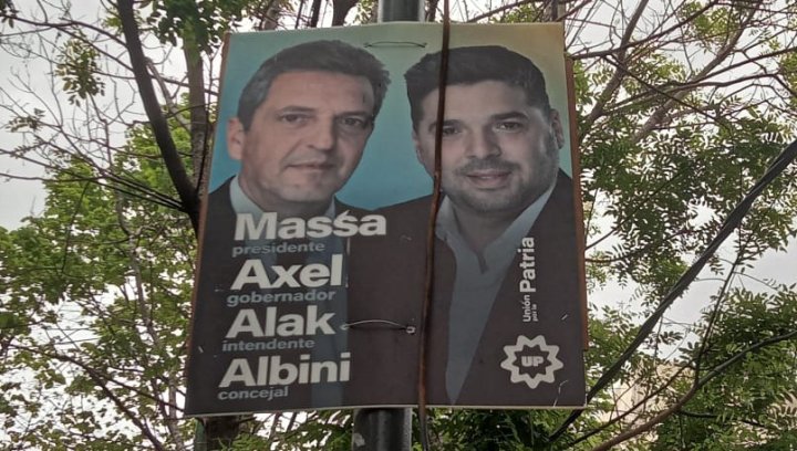 Carteles que poblaron la ciudad de La Plata durante la campaña electoral hacia las elecciones del 22 de octubre | Foto Enfoque Rojo