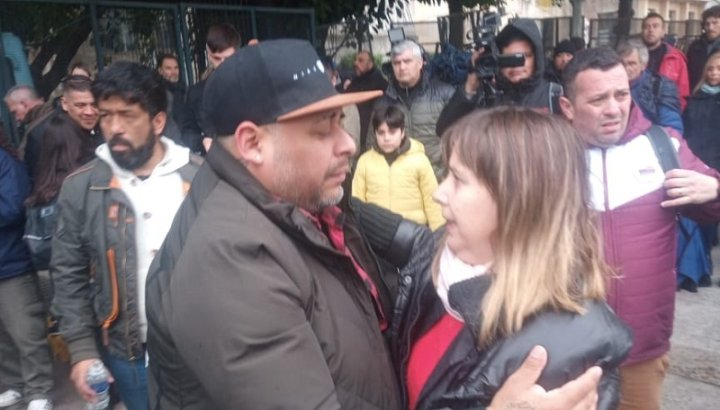 Héctor "Peka" González, padre de Lucas, se abraza con Alejandrina Barry | Foto Matías Baglietto - Enfoque Rojo