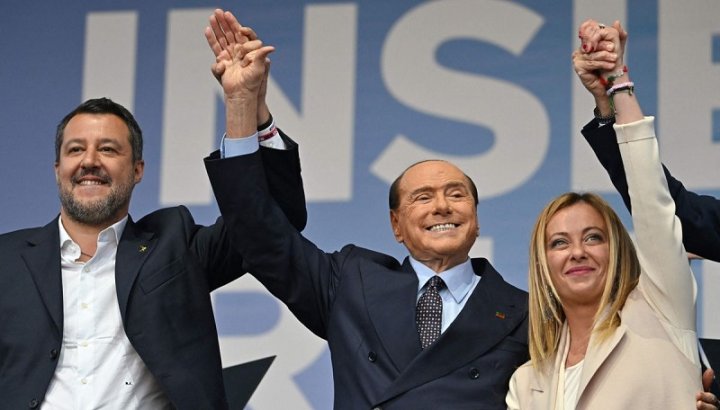 De izquierda a derecha: Matteo Salvini de la Liga, Silvio Berlusconi de Forza Italia y Giorgia Meloni de Hermanos de Italia, en un acto de cierre de campaña en Roma.