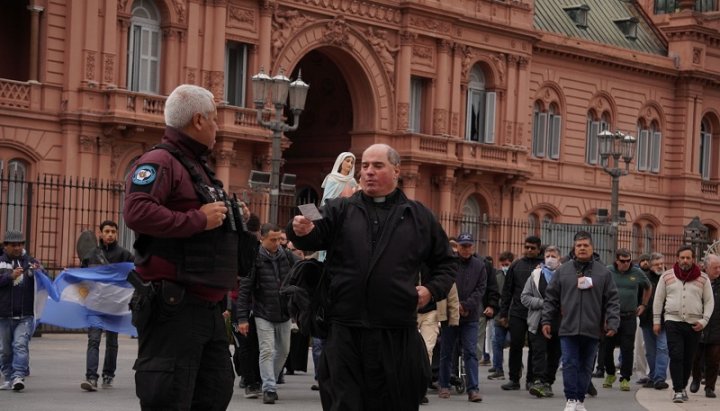 Viña saludando a la Policía de la Ciudad de Buenos Aires en una procesión en Plaza de Mayo