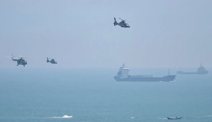 Helicópteros militares chinos frente a la costa de la provincia de Fujian, al otro lado del estrecho de Taiwán, el jueves. Crédito:Héctor Retamal/Agence France-Presse. Fuente: New York Times.