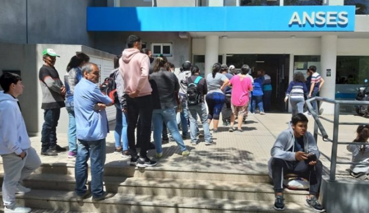 Fila para inscribirse en el refuerzo alimentario frente a oficinas de la Anses