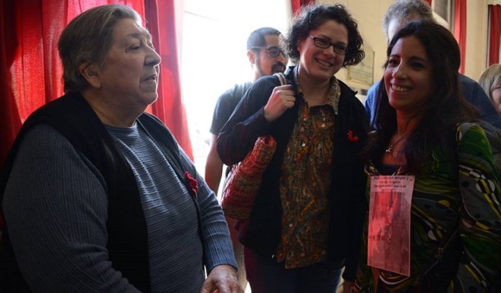 Pavón junto a las nietas restituidas María Sampallo Barragán y Victoria Moyano (miembro del CeProDH) | Foto Karina Díaz