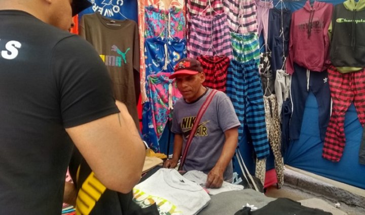 Foto: Quique en su puesto en la Feria de Ciudad Oculta.