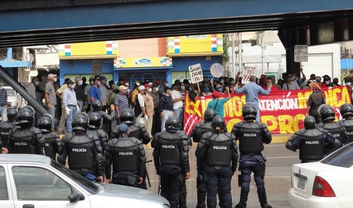 La Policía estadal en plan represivo en manifestación petrolera. Fotografía: eltiempo.com.ve / Francismar Rivas