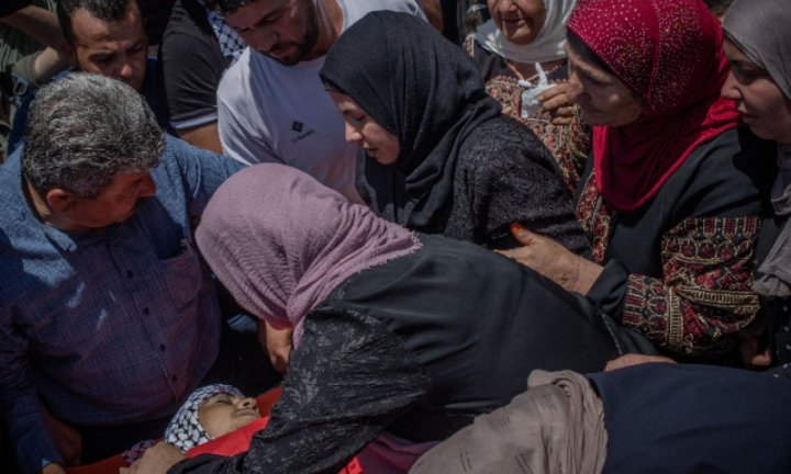 Familiares dan una última despedida a Ajmad. Foto Caterina Albert