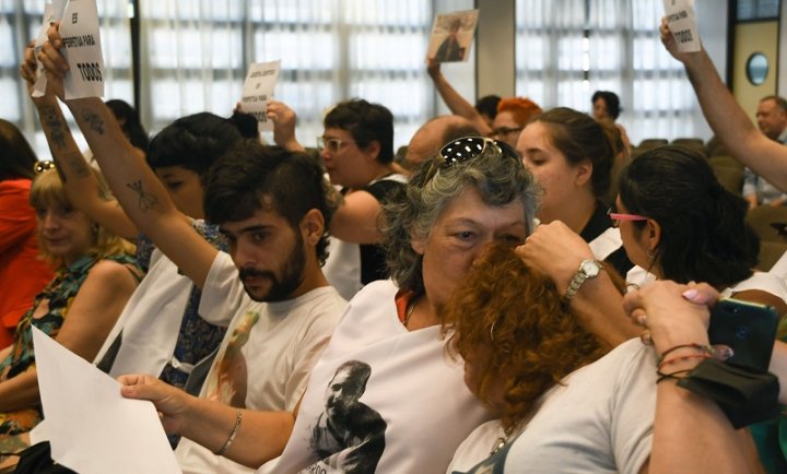 Raquel Gazzanego (viuda de Cicutín) abraza y besa a Patricia de Angelis (viuda de Corbo) al escuchar la sentencia | Foto Camila Godoy | Télam