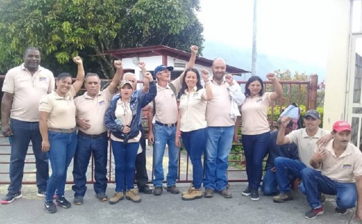 El trabajador fallecido, Miguel Ángel Saavedra (primero a la izquierda en la foto), con un grupo de compañeros y compañeras de trabajo.