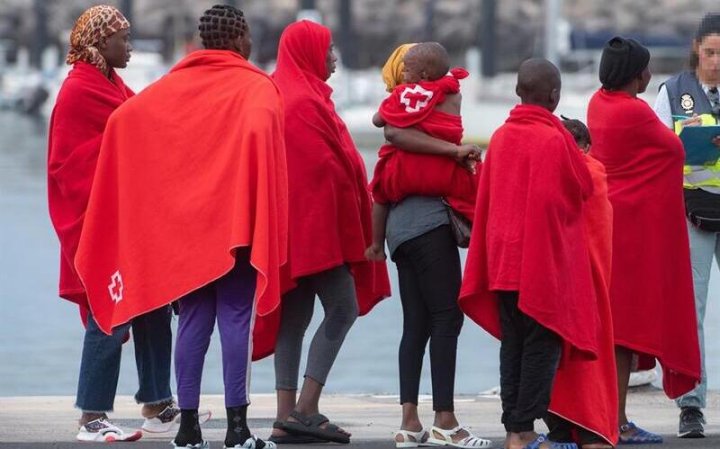 GRAN TARAJAL (FUERTEVENTURA), 16/10/2023.- Cinco embarcaciones con 352 personas, 45 de ellas menores de edad, han sido auxiliadas y acompañadas a puertos de Lanzarote, Fuerteventura, Tenerife y El Hierro por Salvamento Marítimo en las últimas horas. En la imagen, llegada al muelle de Gran Tarajal (Fuerteventura) de los 48 ocupantes de una patera rescatada este lunes por el buque de Salvamento Marítimo Guardamar Polinmia. EFE/ Carlos De Saá