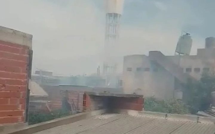 El paisaje en el que viven los vecinos, humo, calor y ruido