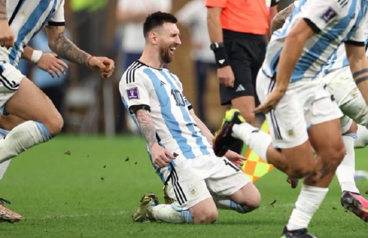 Lionel Messi convirtiendo el tercer gol para la Argentina en el alargue de la final de la copa del mundo. Foto: @fifaworldcup_es