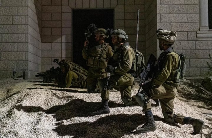 Soldados del Ejército Israelí, apostados para disparar. Nablus-Cisjordania