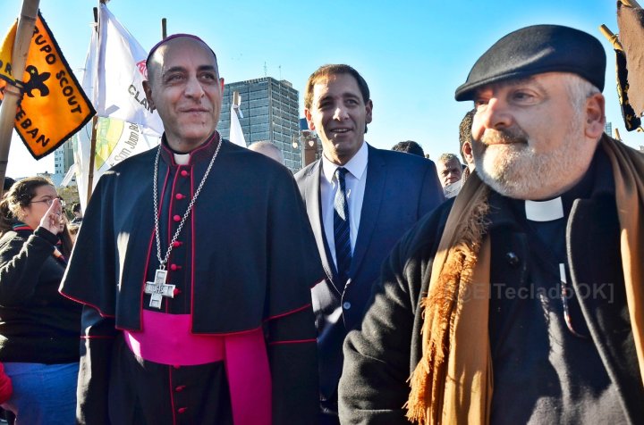 Arzobispo Víctor Fernández, intendente Julio Garro y cura Rubén Marchioni