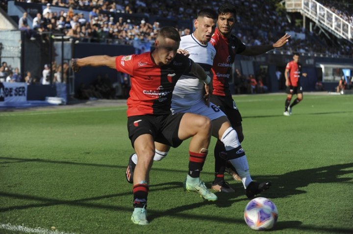 Guillermo Enrique lucha por la pelota | Foto Eva Cabrera - Télam