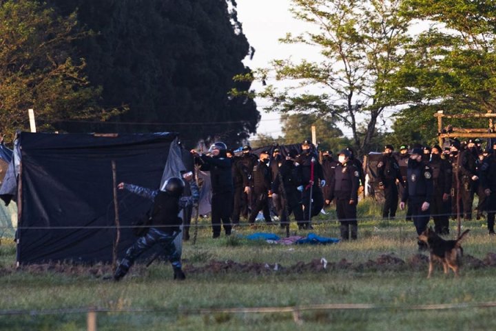 Policías bajo el mando de Berni llevando adelante el desalojo, que terminó con heridos y detenidos 