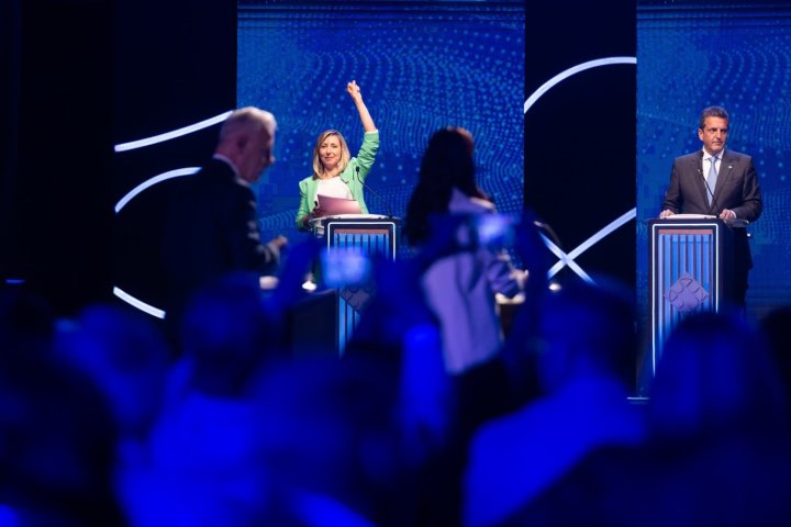 Myriam Bregman y Sergio Massa en el debate de candidatos a presidente. Santiago del Estero. Octubre 2023.