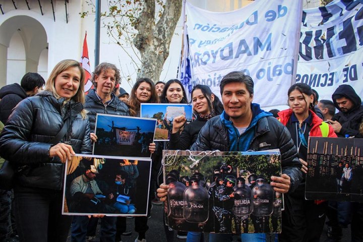 Myriam Bregman, Christian Castillo y Alejandro Vilca junto a las valientes mujeres de Guernica